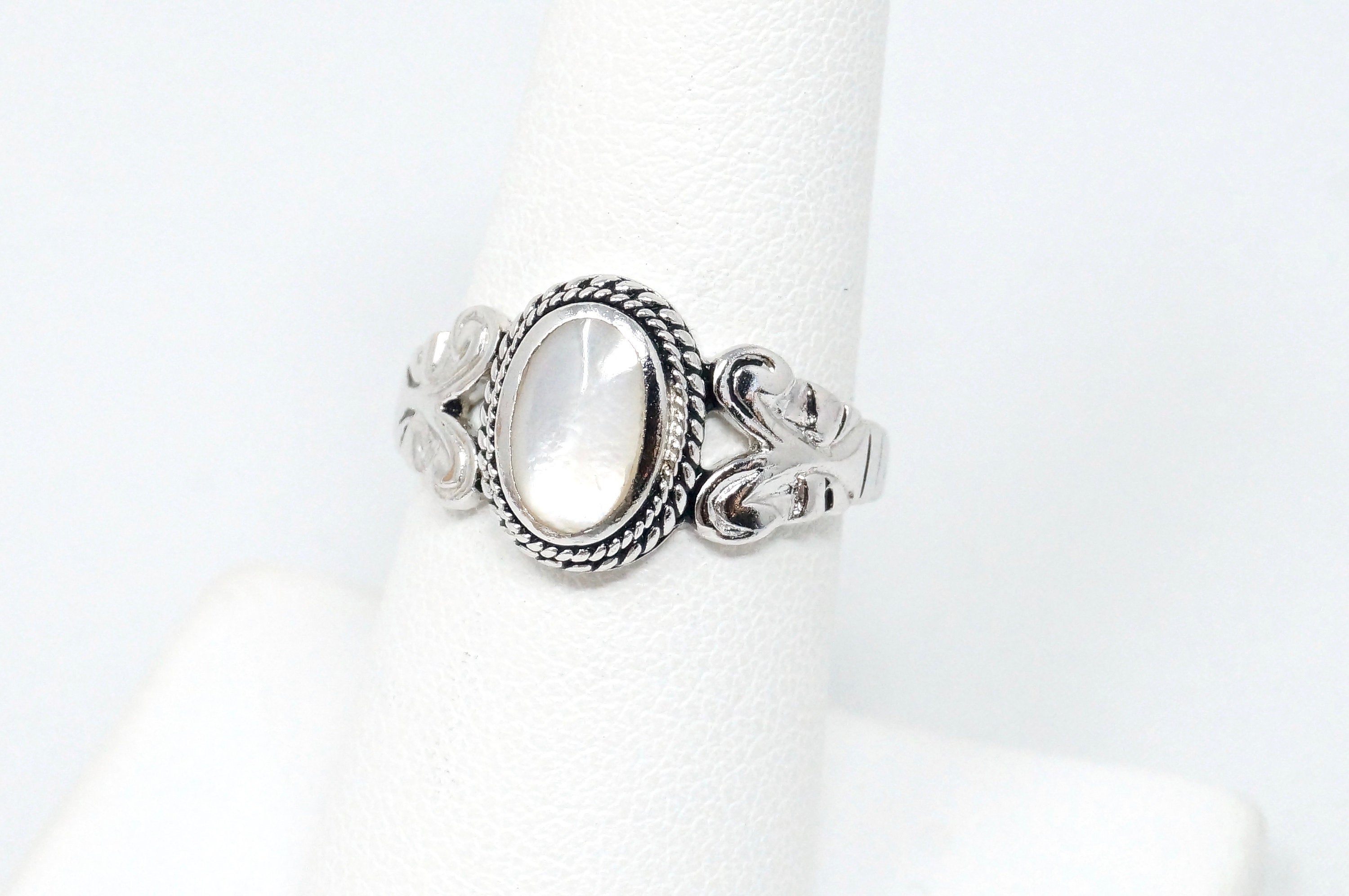 Lovely Vintage Beautiful Mother Of Pearl Scroll Sterling Silver Ring - Size 7.75