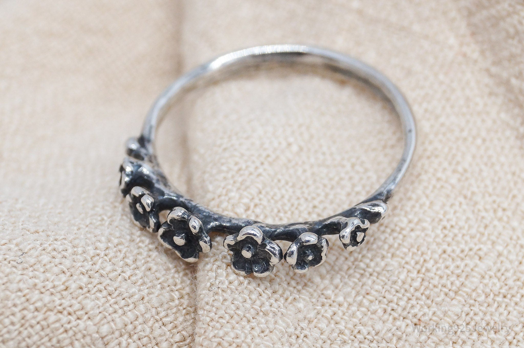 Vintage Raised Flowers Pattern Silver Ring - Size 7.5