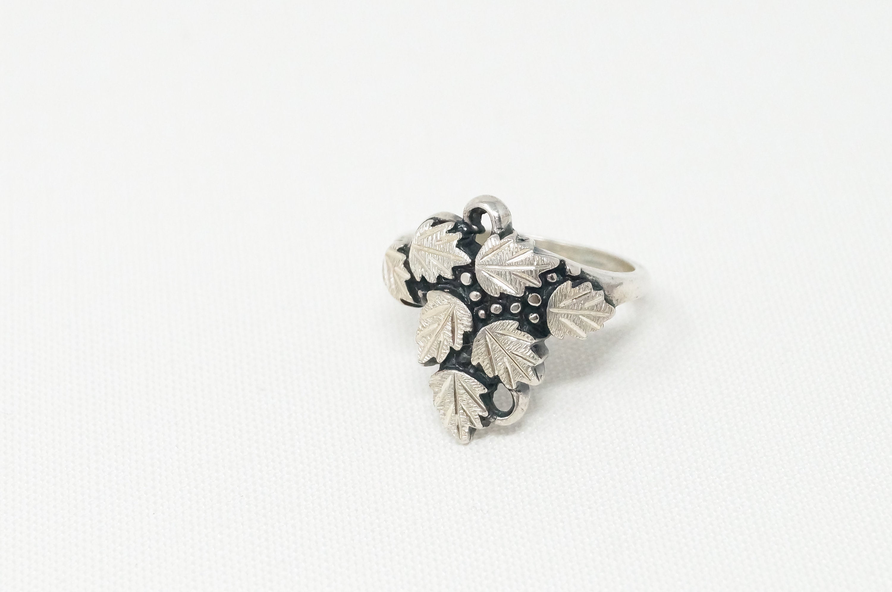 Vintage Art Nouveau Grape Leaf Design Sterling Silver Ring - Size 6