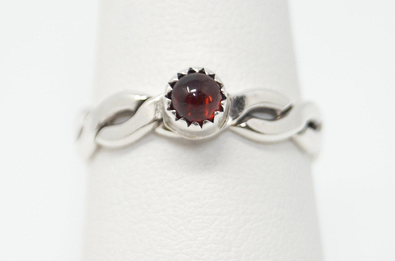 Vintage Garnet Twisted Band Sterling Silver Ring - Size 7