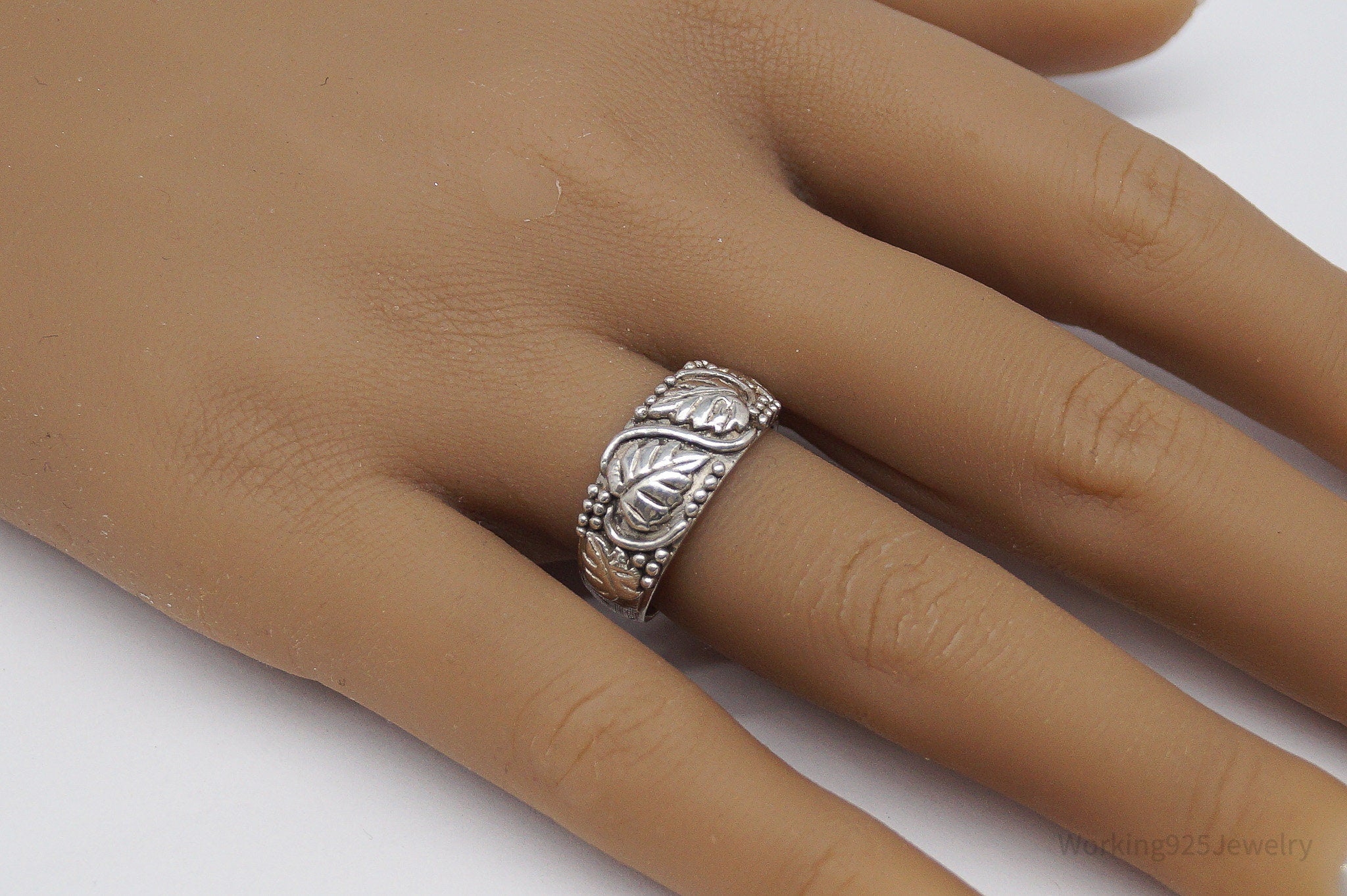 Vintage Grape Vine Leaves Sterling Silver Band Ring - Size 8