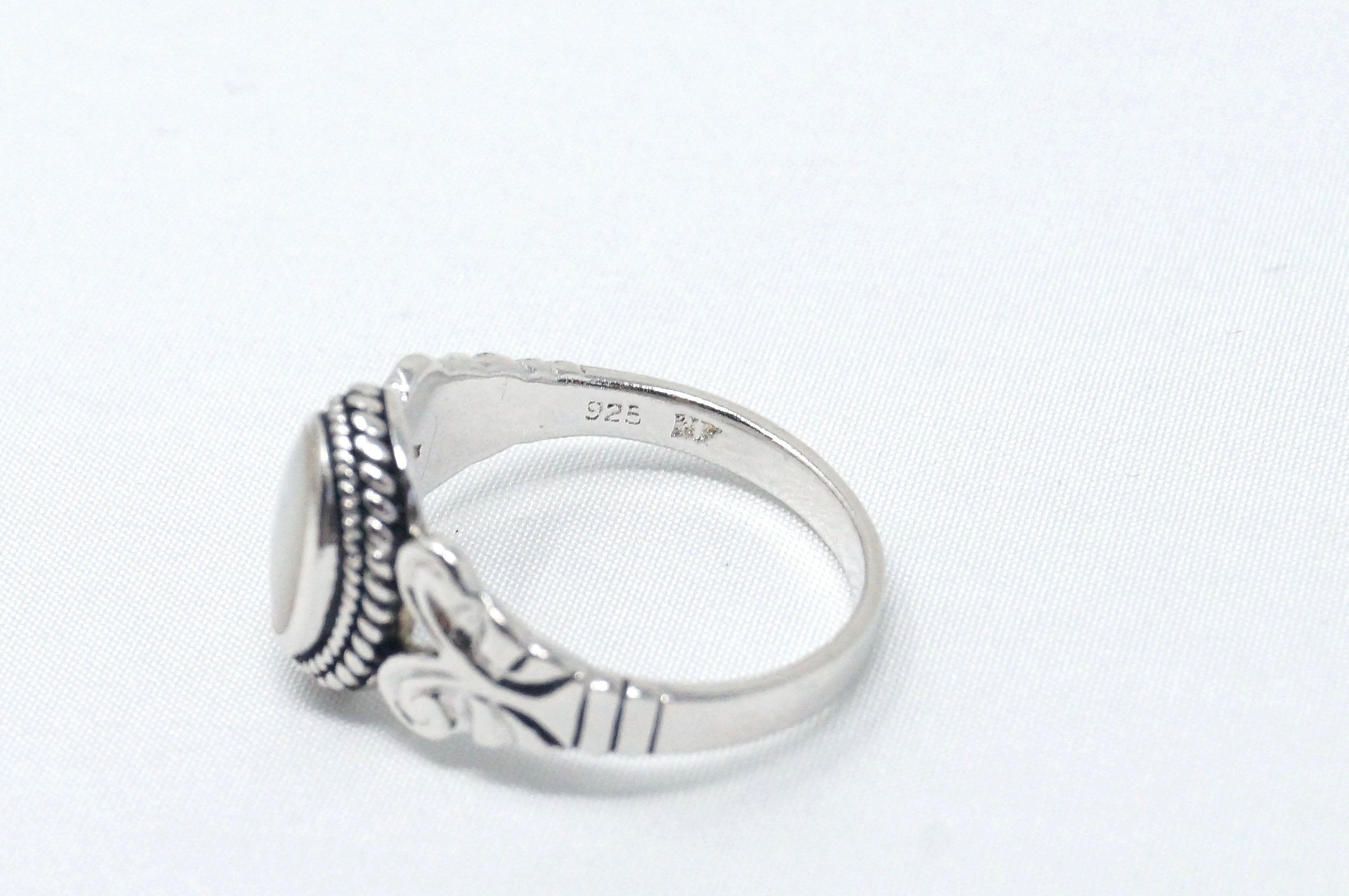 Lovely Vintage Beautiful Mother Of Pearl Scroll Sterling Silver Ring - Size 7.75