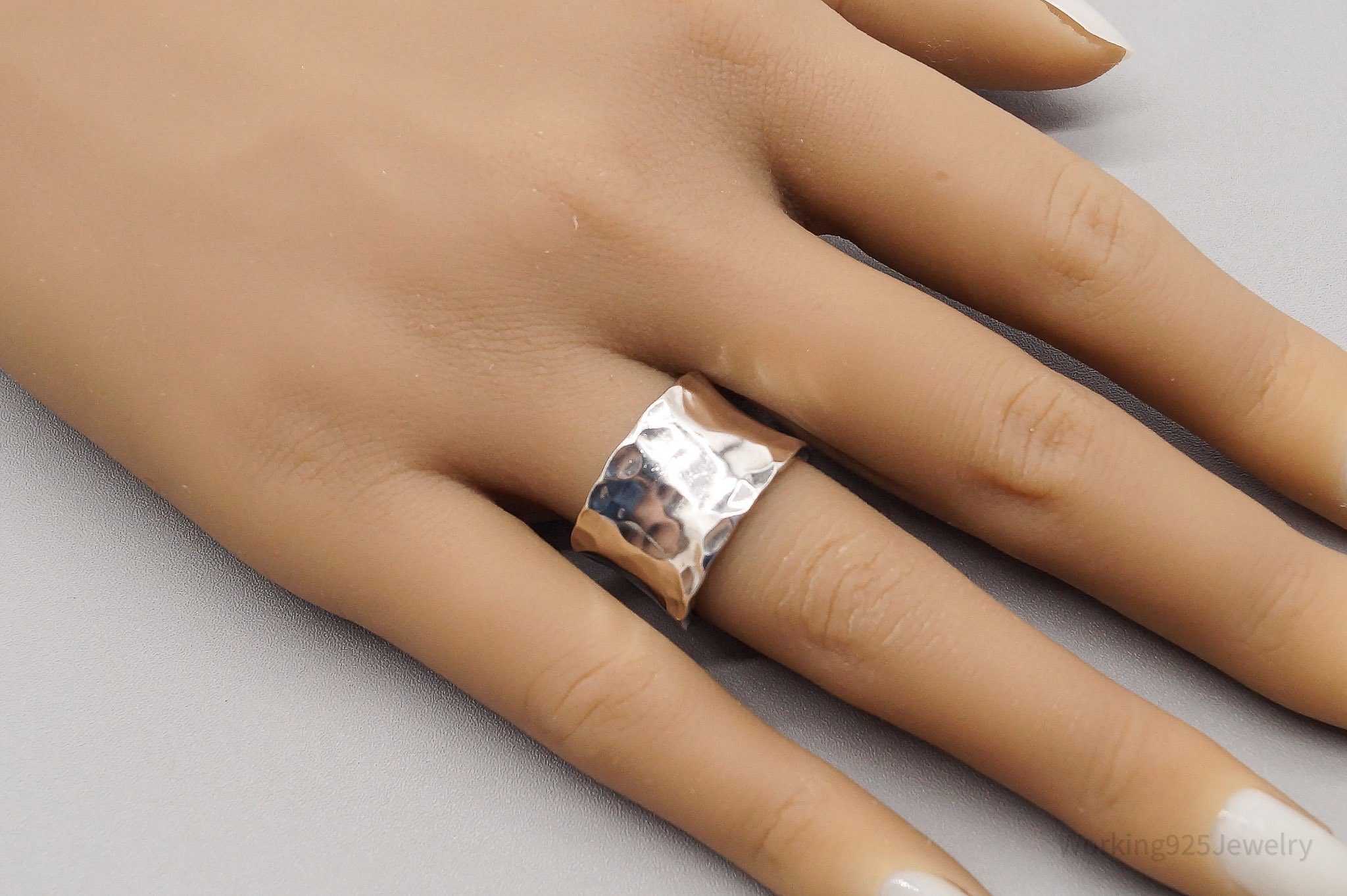 Vintage Hammered Style Sterling Silver Band Ring - Size 7.5