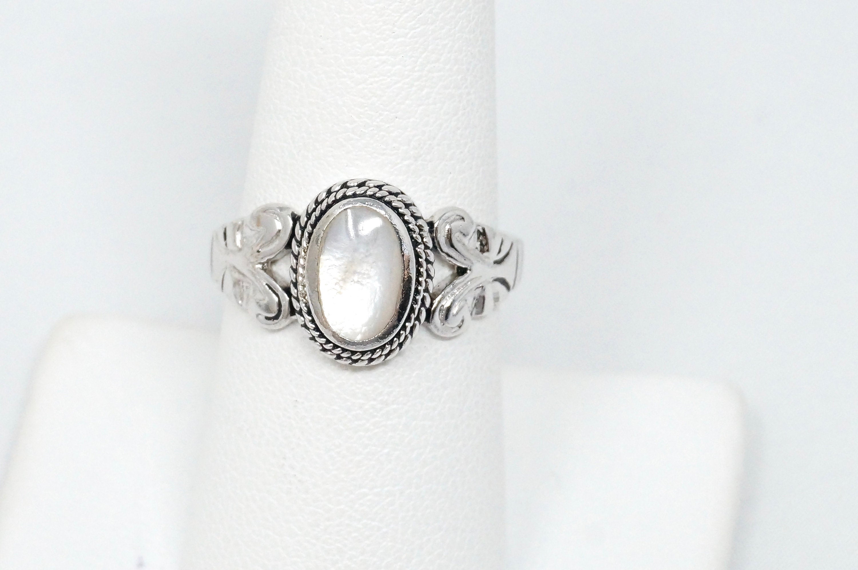 Lovely Vintage Beautiful Mother Of Pearl Scroll Sterling Silver Ring - Size 7.75