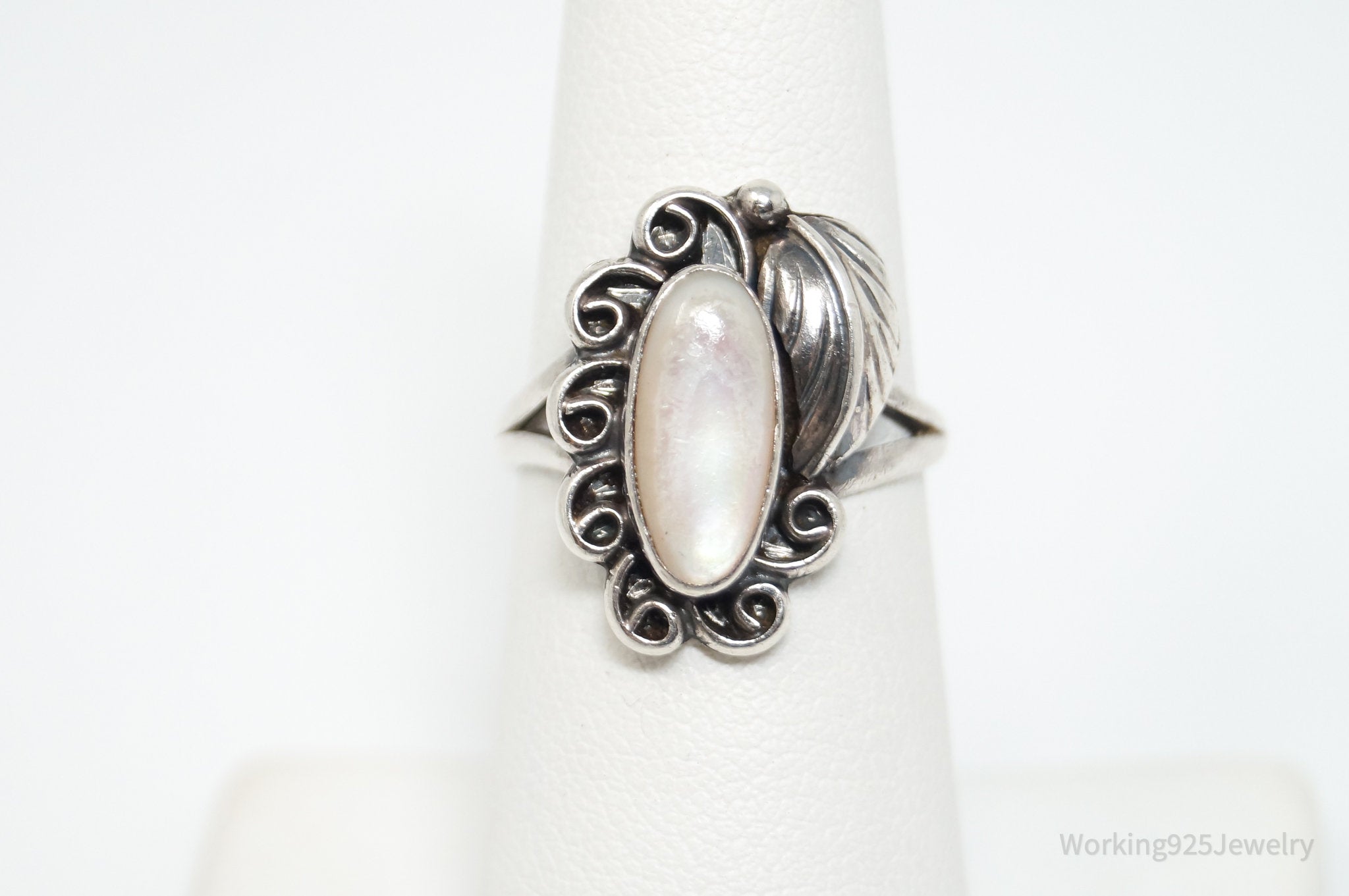 Vintage Native American Mother Of Pearl Unsigned Sterling Silver Ring - Sz 6.5