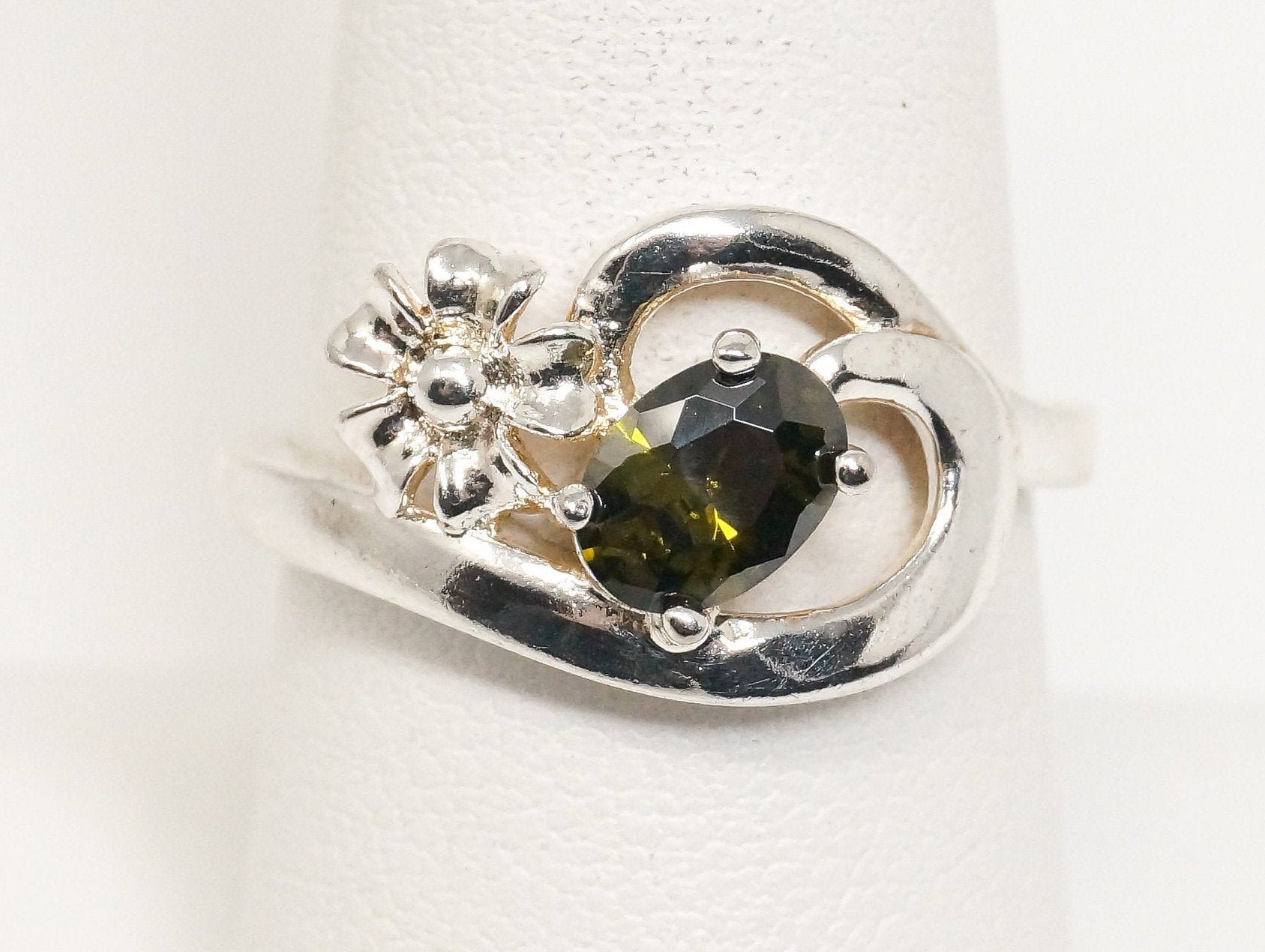 Vintage Peridot Flower Sterling Silver Ring - Sz 7.75