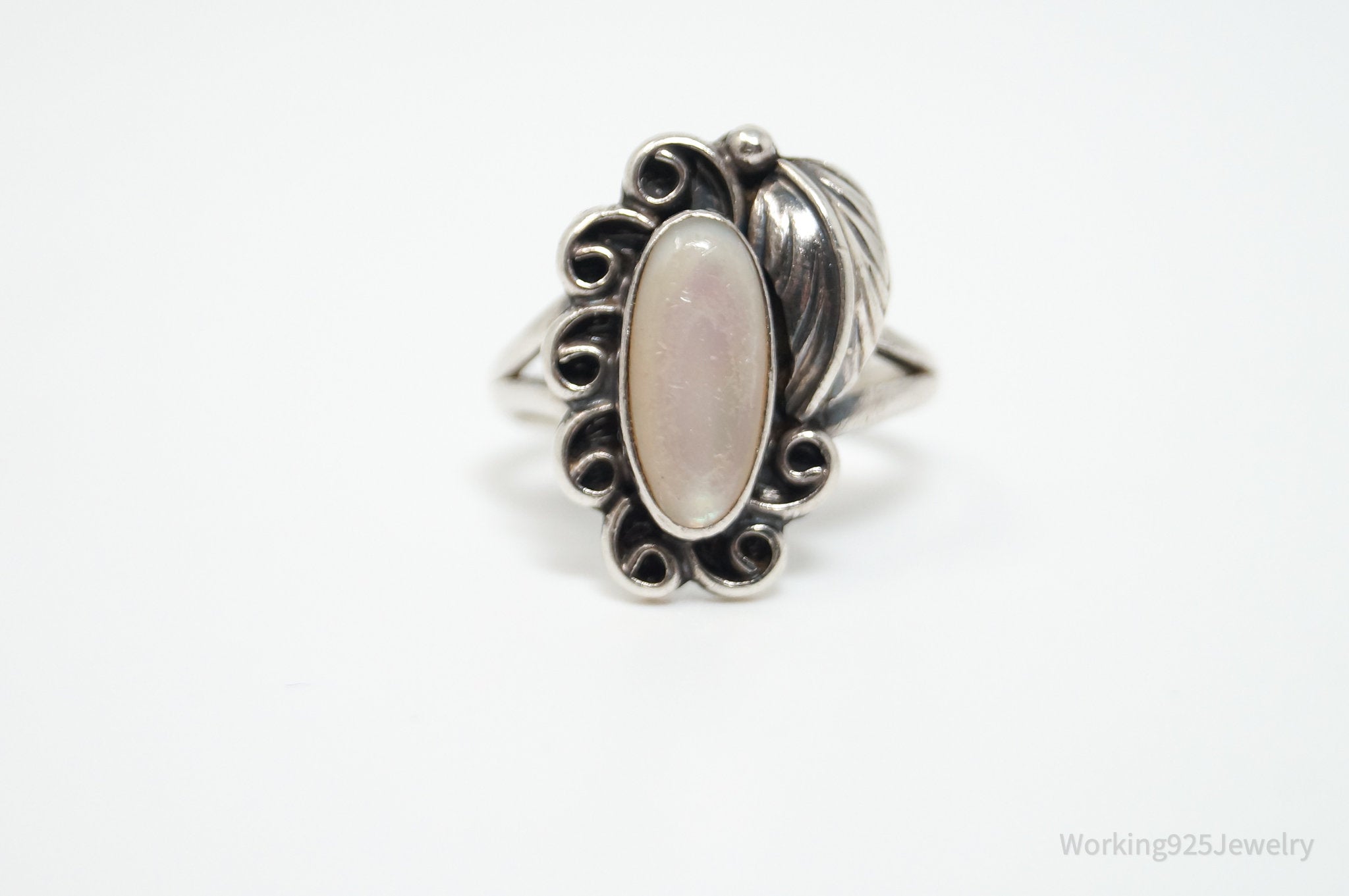 Vintage Native American Mother Of Pearl Unsigned Sterling Silver Ring - Sz 6.5