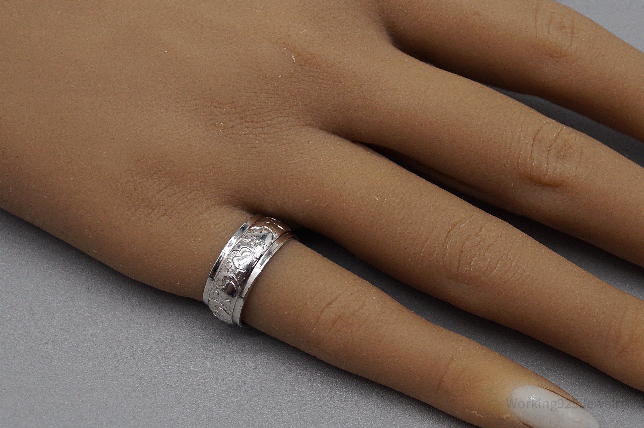 1940s Vintage Schlang Co Hearts Patter Sterling Silver Band Ring - Size 6