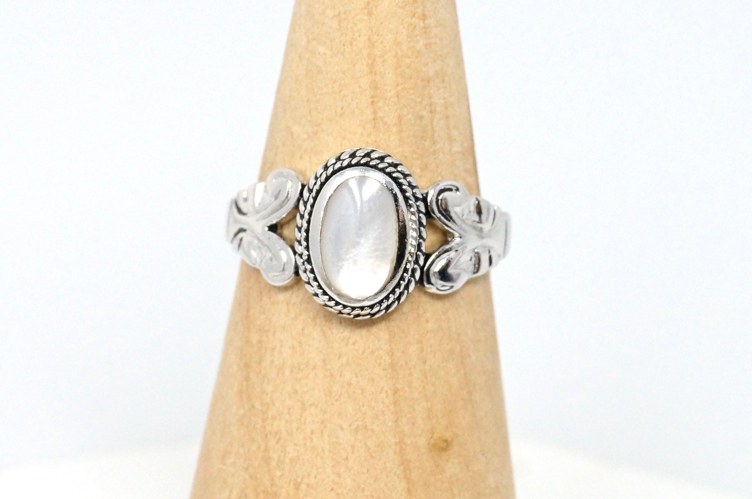 Lovely Vintage Beautiful Mother Of Pearl Scroll Sterling Silver Ring - Size 7.75