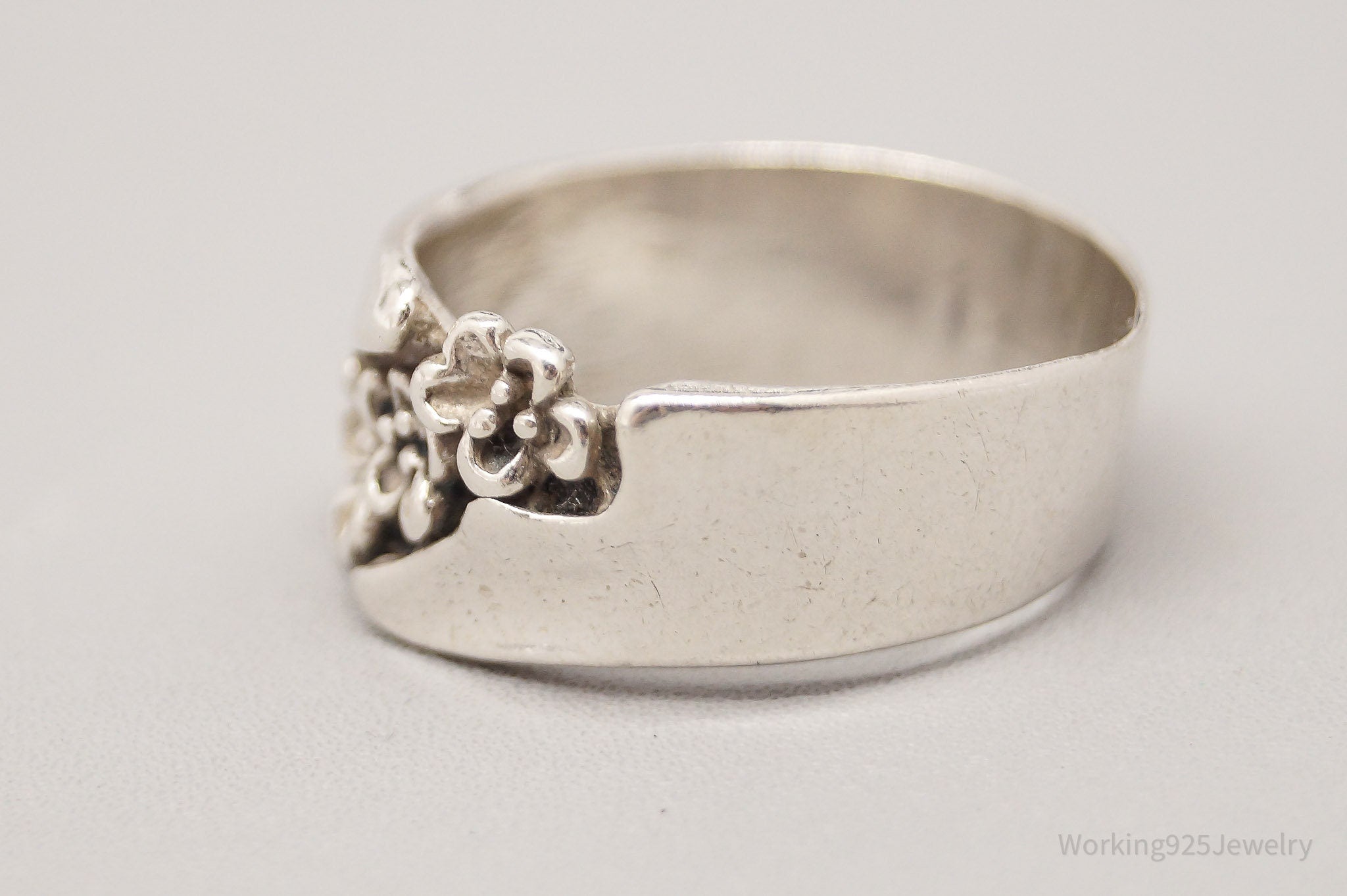 Vintage Flowers Silver Band Ring - Size 8.5