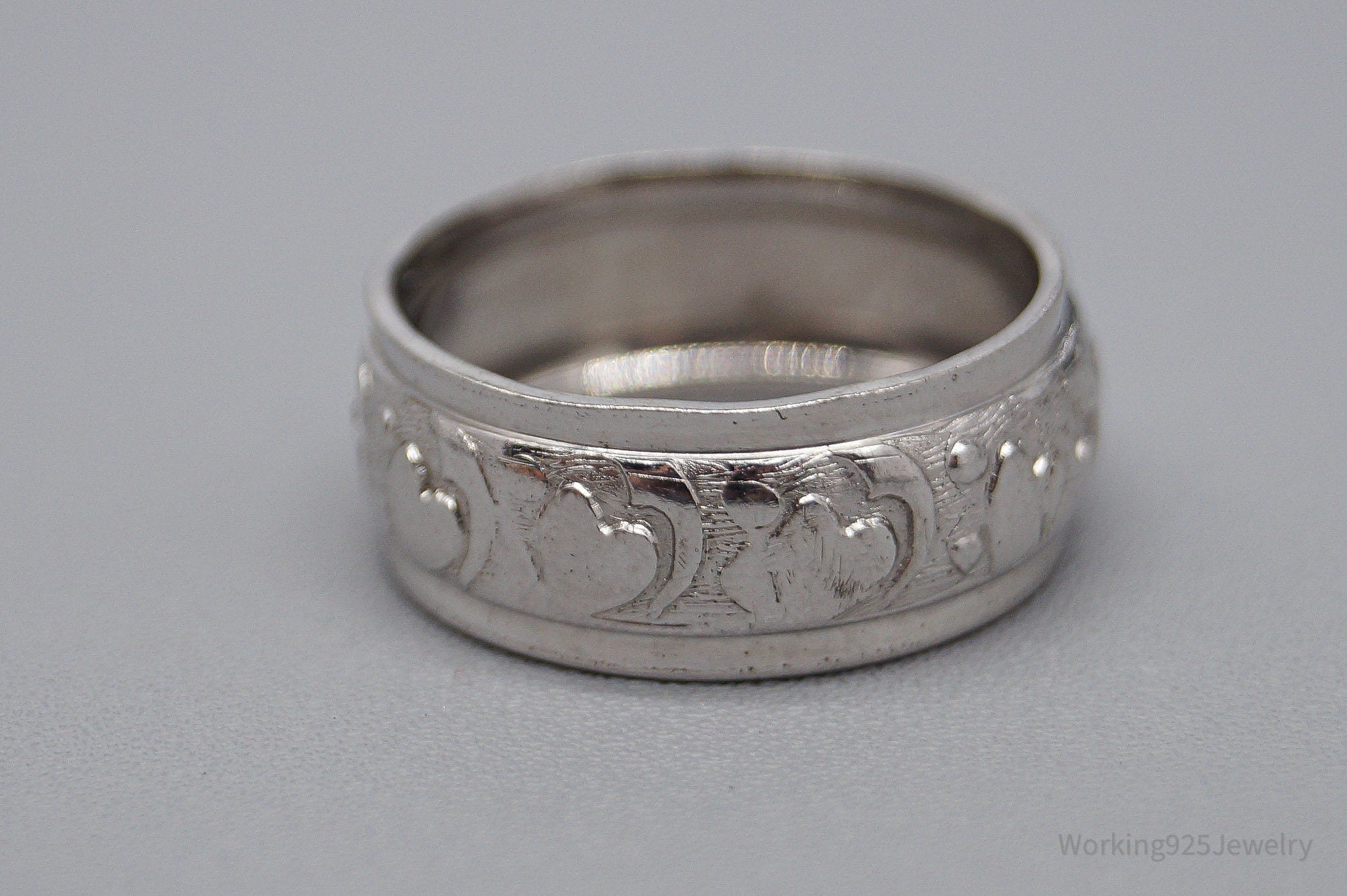 1940s Vintage Schlang Co Hearts Patter Sterling Silver Band Ring - Size 6