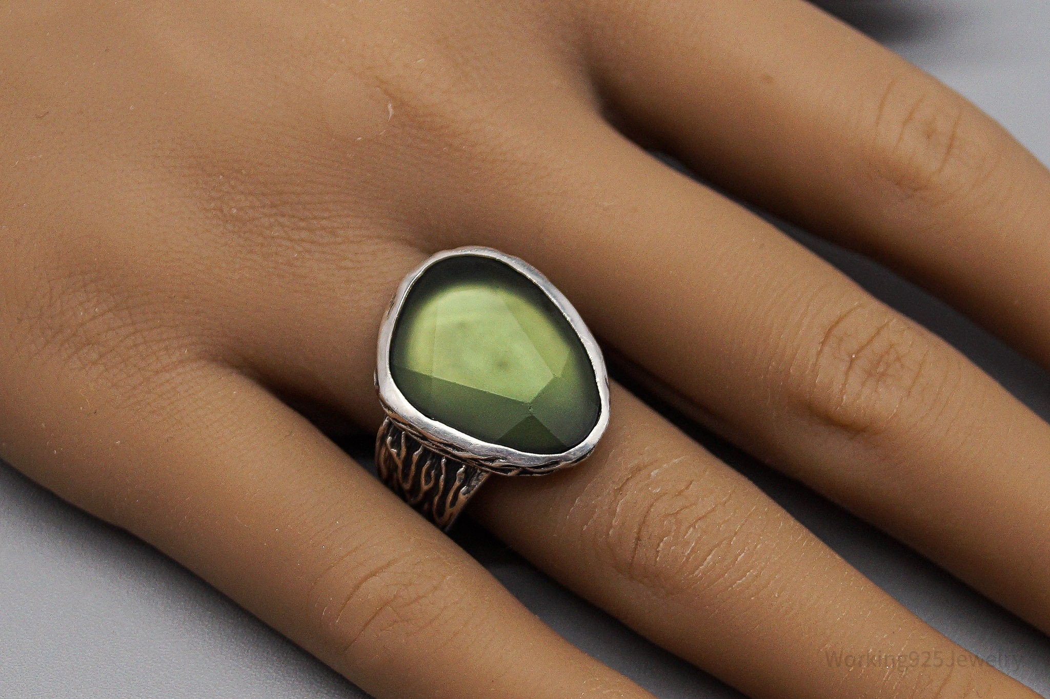 Retired Silpada Green Glass Sterling Silver Ring - Size 8.25