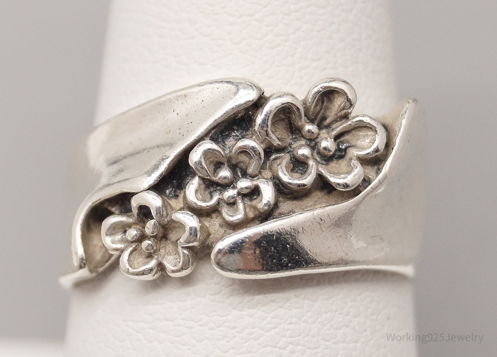 Vintage Flowers Silver Band Ring - Size 8.5