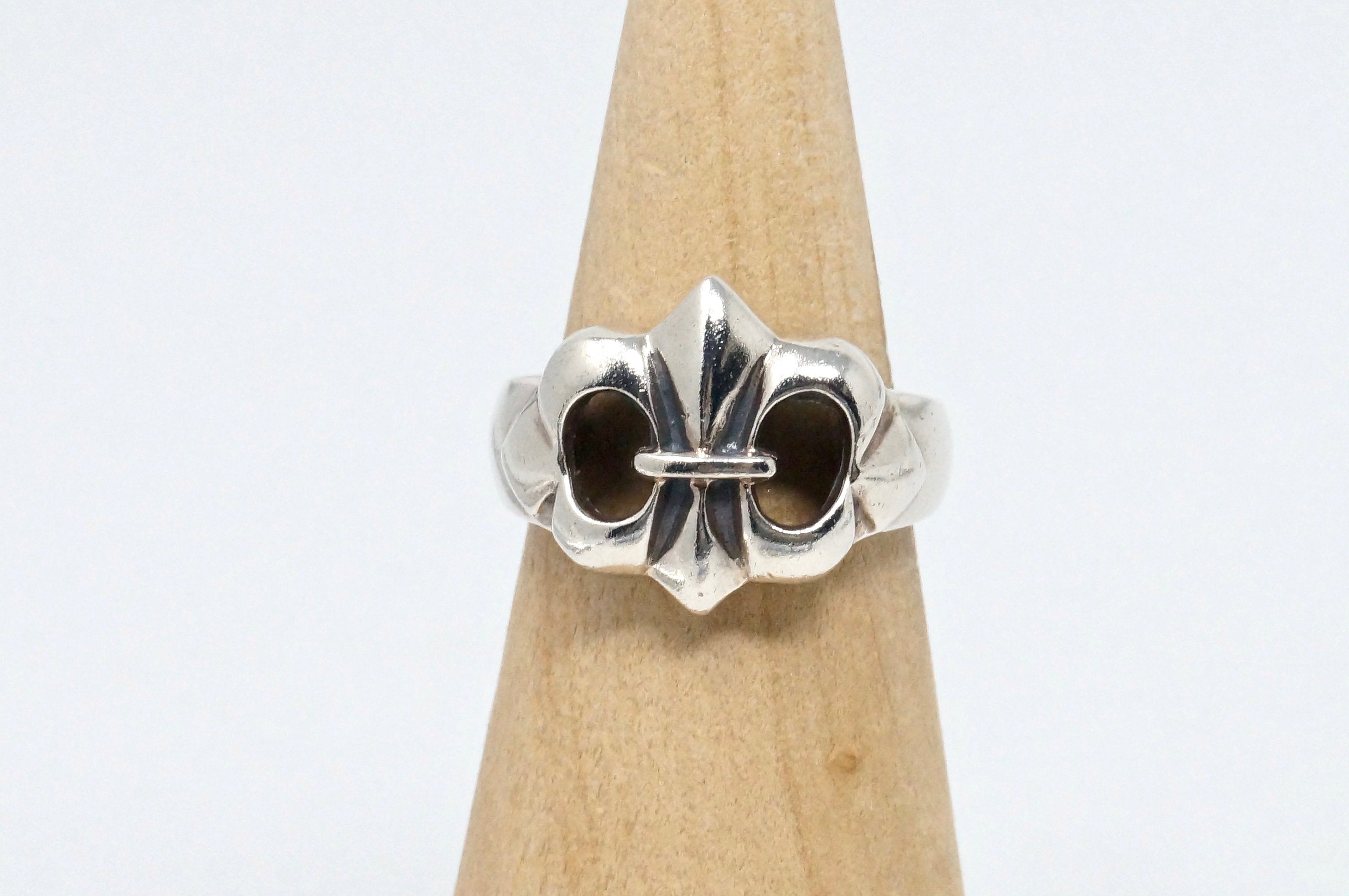 Lovely Vintage Royal Fleur De Lis Sterling Silver Ring - Size 7.75 -775531364