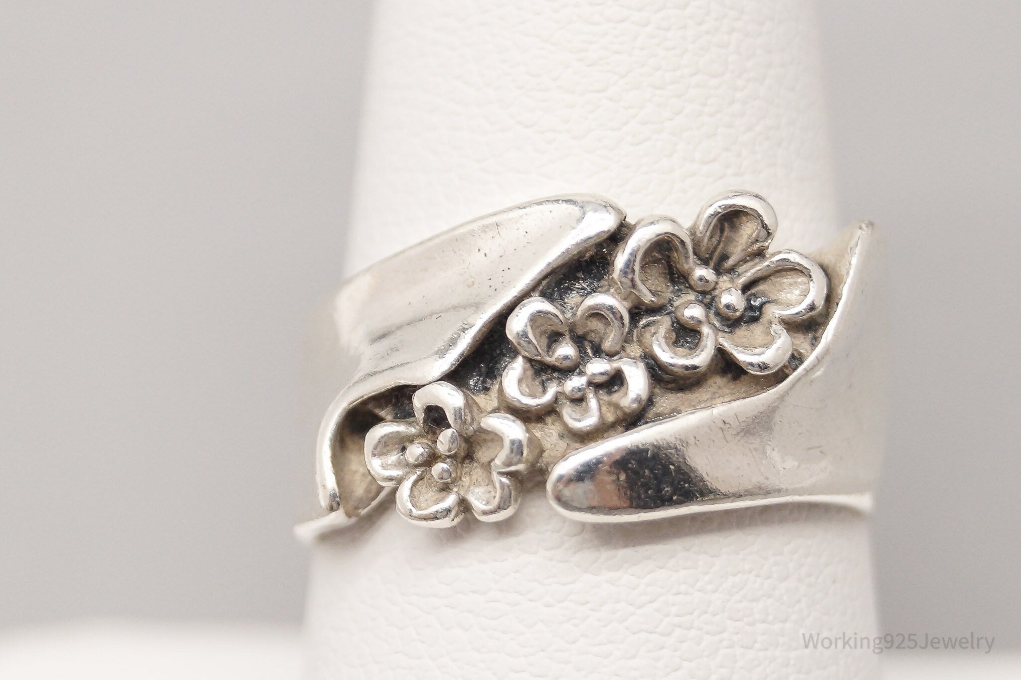 Vintage Flowers Silver Band Ring - Size 8.5