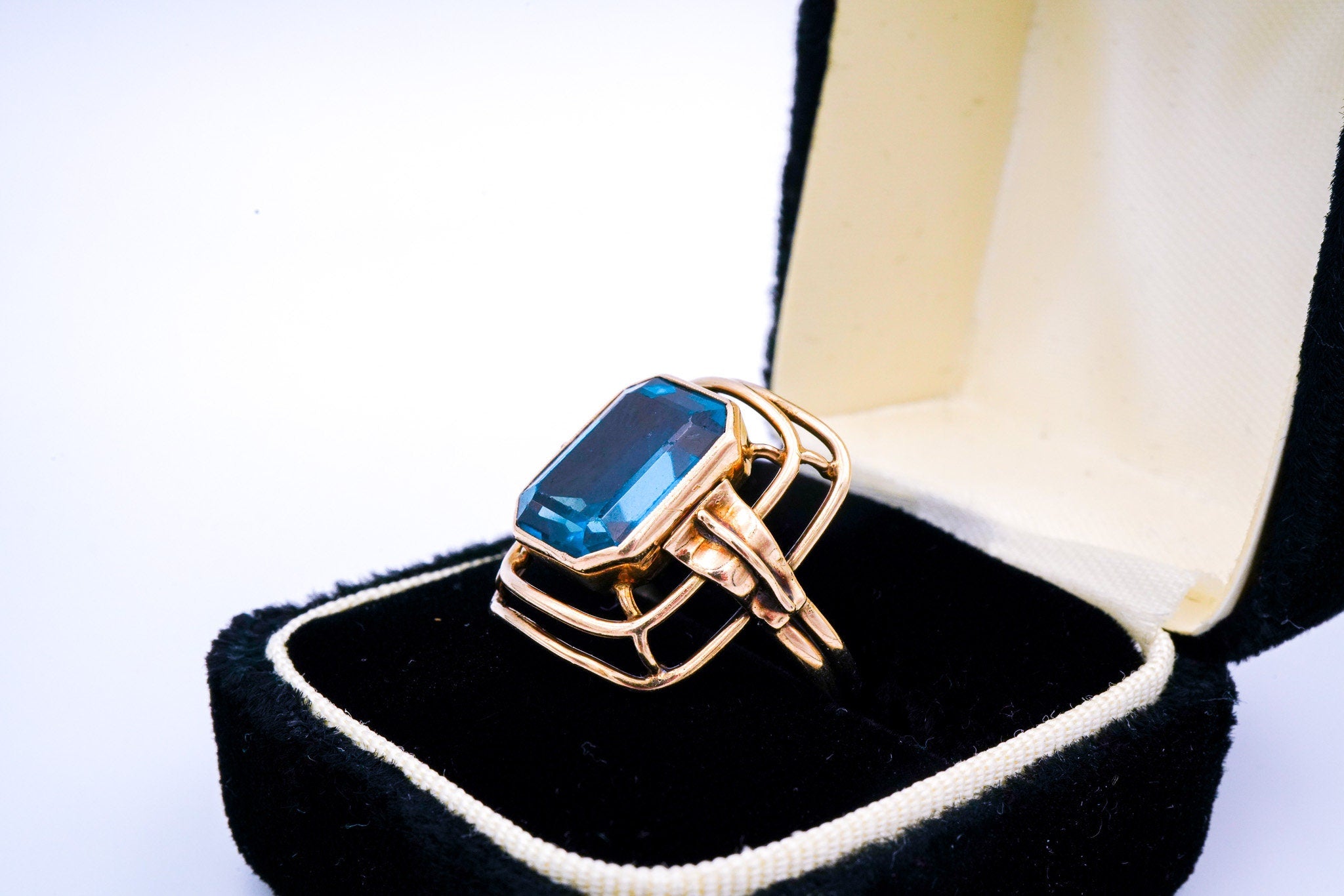 8K Yellow Gold & Spinel Ring - Size 9