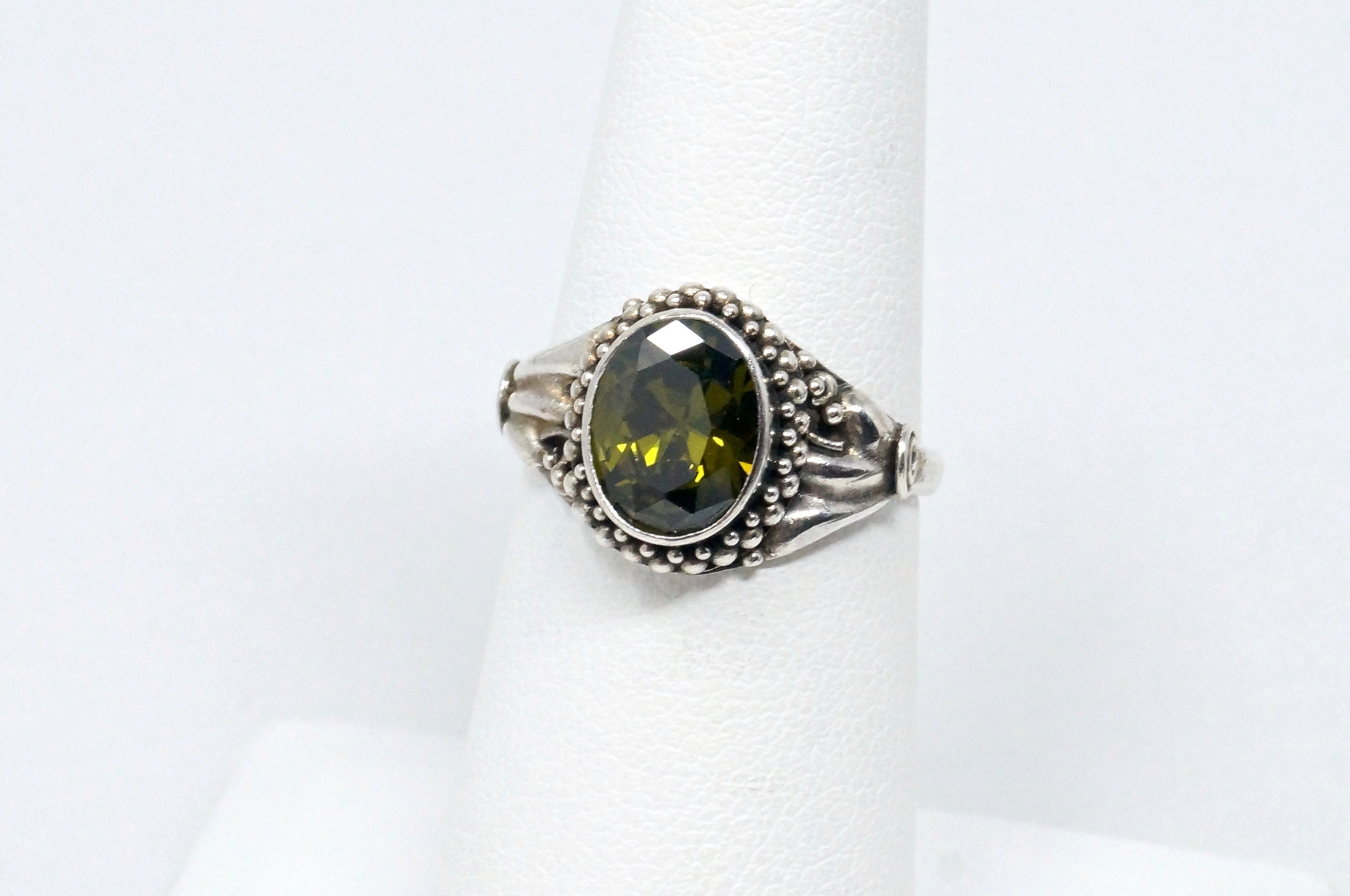 Beautiful Vintage Green Peridot Gemstone Sleek Sterling Silver Ring - Size 6