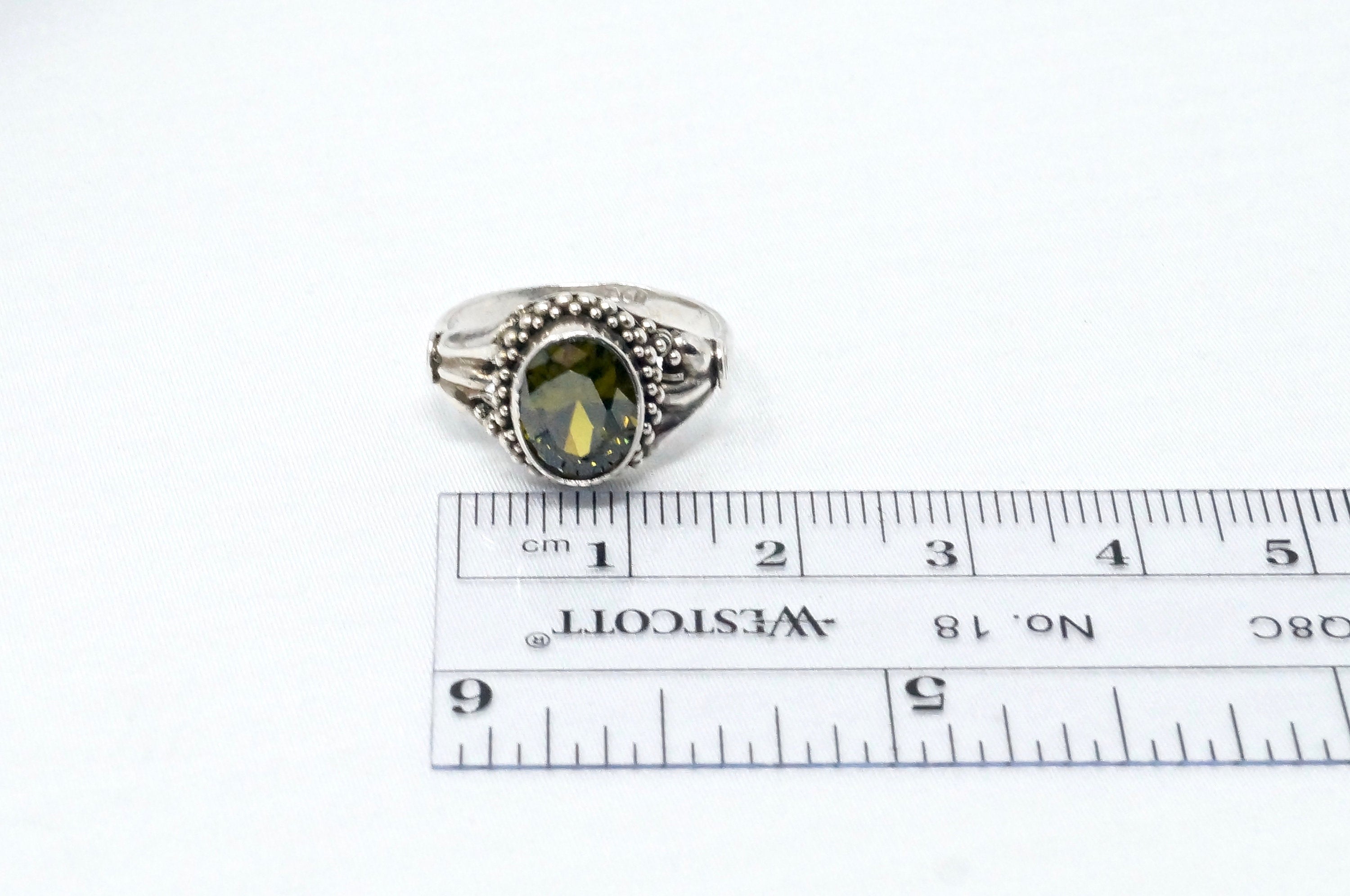 Beautiful Vintage Green Peridot Gemstone Sleek Sterling Silver Ring - Size 6