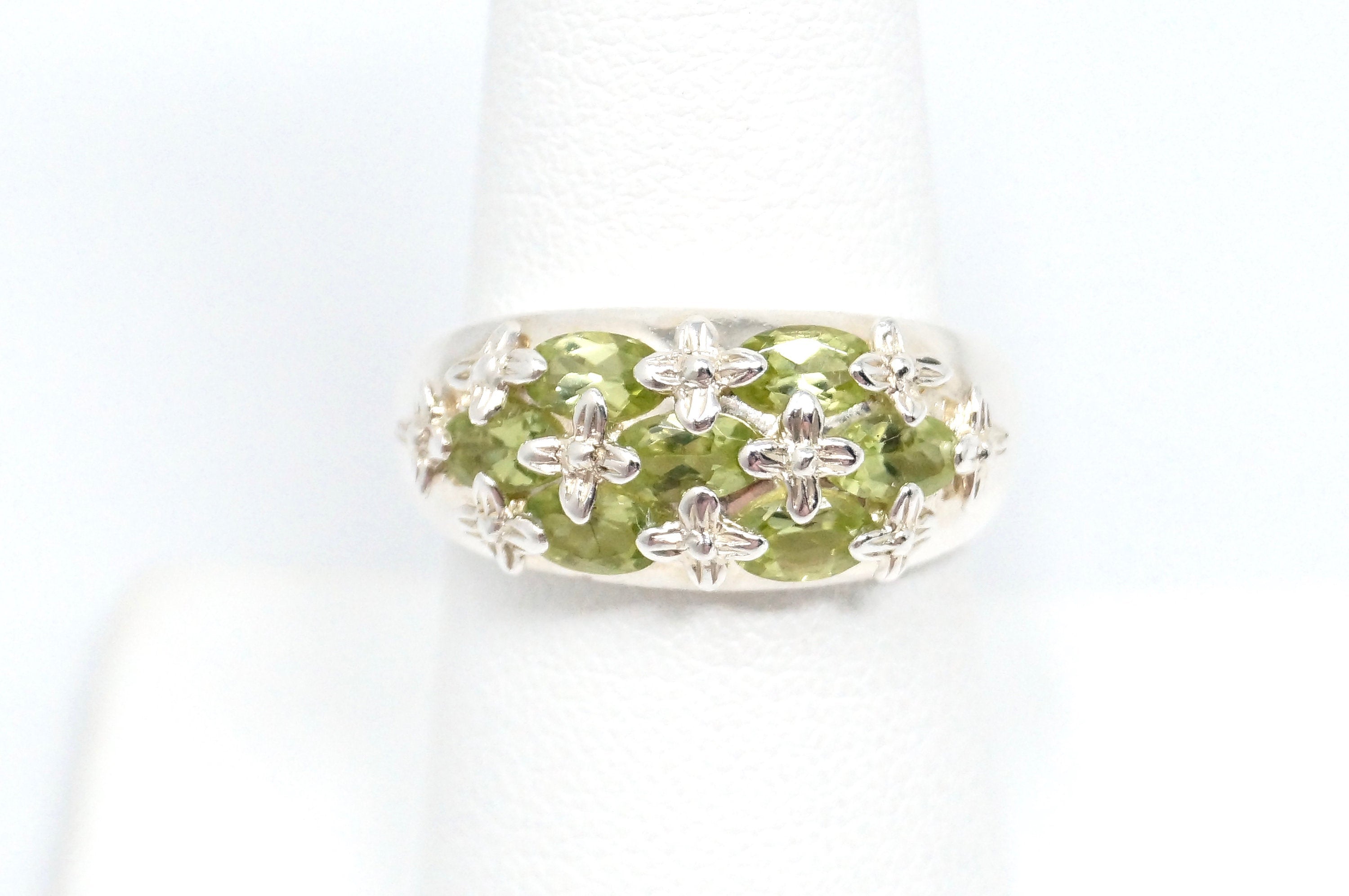 Vintage Green Peridot Gemstone Floral Design Sterling Silver Ring - Size 6