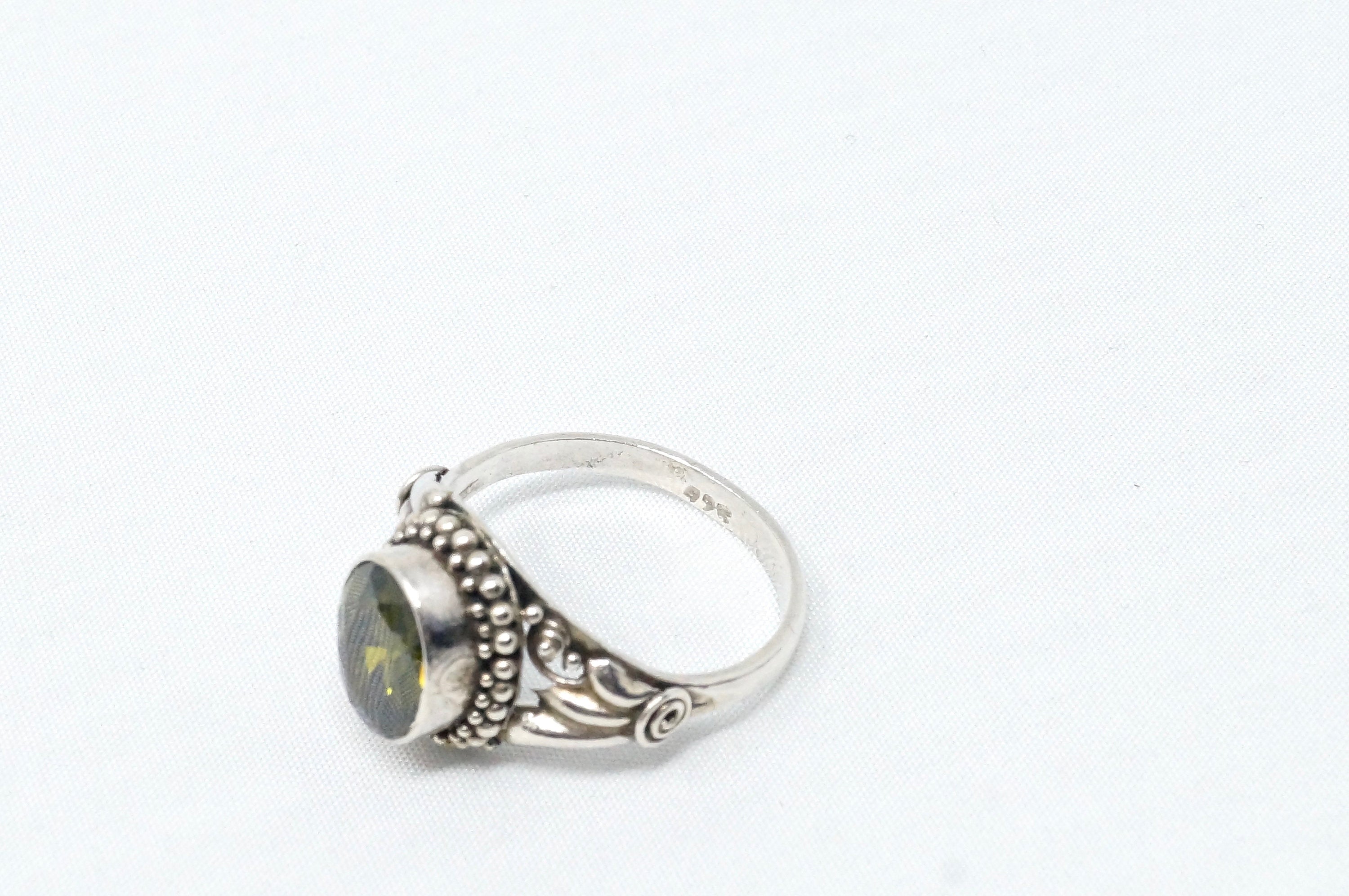 Beautiful Vintage Green Peridot Gemstone Sleek Sterling Silver Ring - Size 6