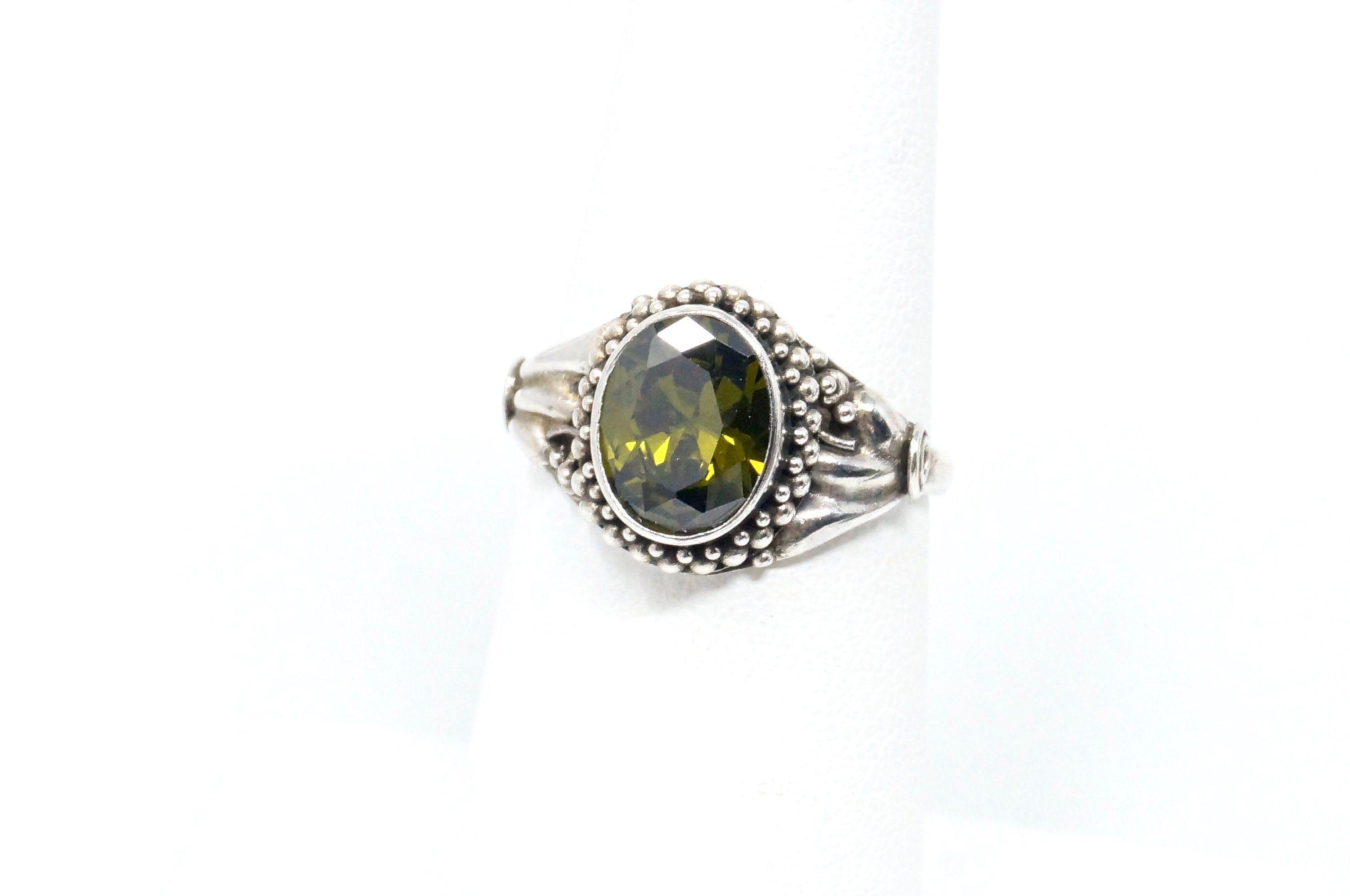 Beautiful Vintage Green Peridot Gemstone Sleek Sterling Silver Ring - Size 6