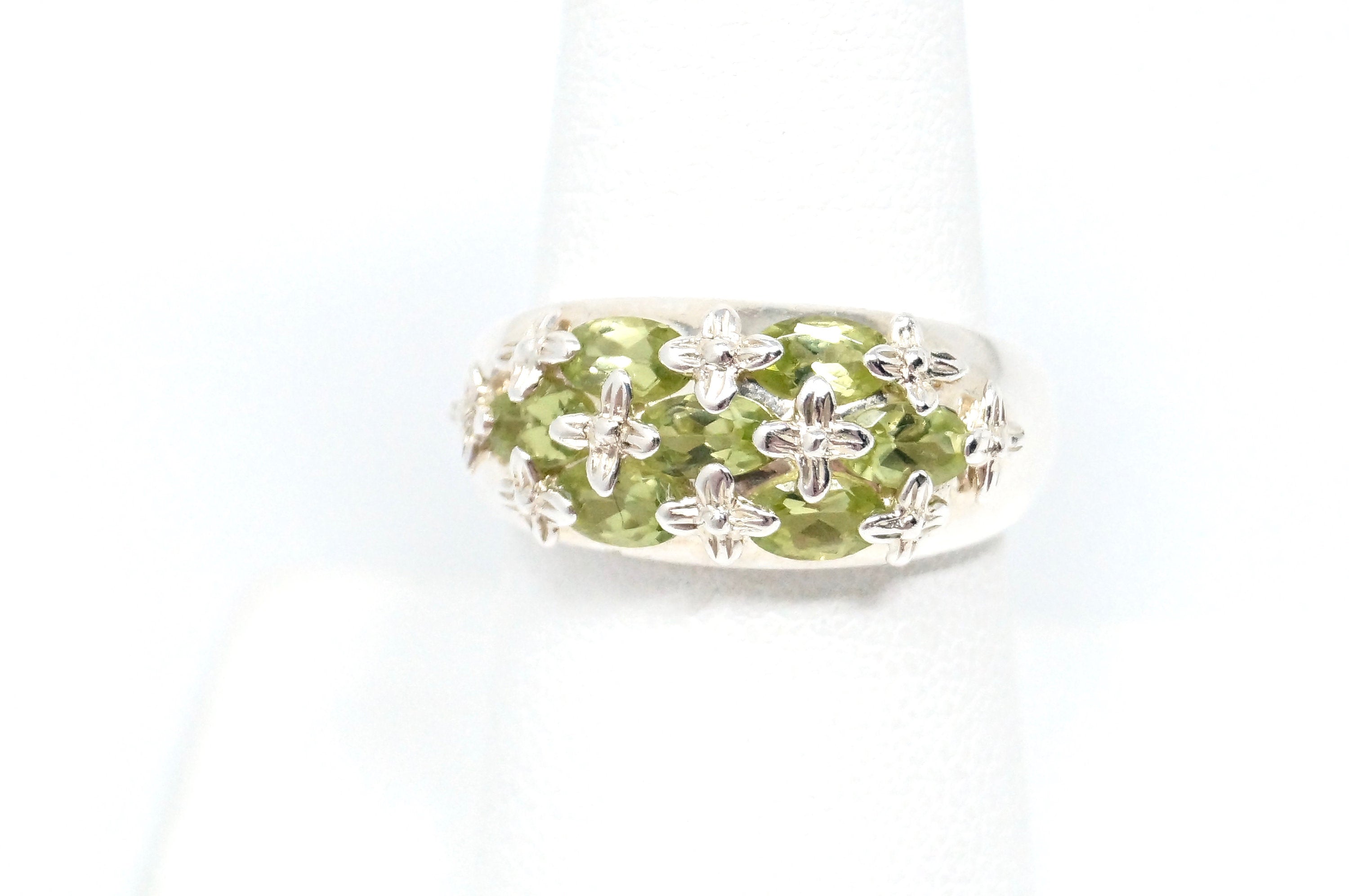 Vintage Green Peridot Gemstone Floral Design Sterling Silver Ring - Size 6